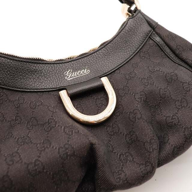 Détail anneau D-Ring et logo Gucci sur le Hobo noir occasion authentique — AMANA Vintage