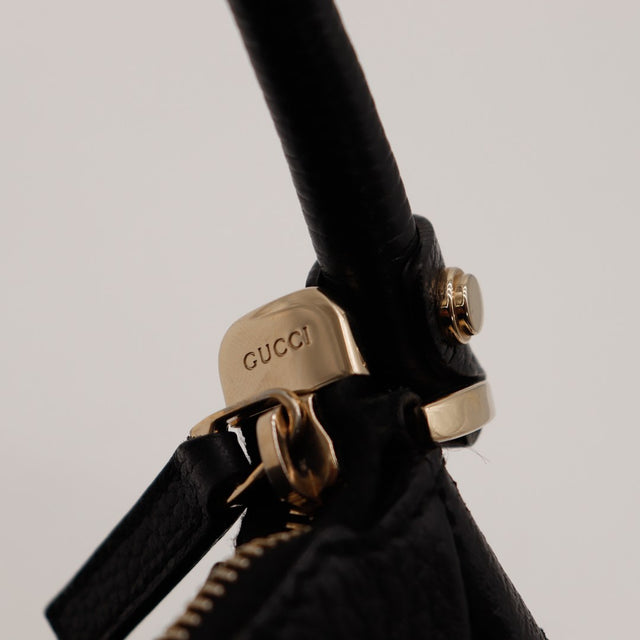 Détail attache anse et argenterie dorée Gucci Hobo D-Ring occasion authentique — AMANA Vintage