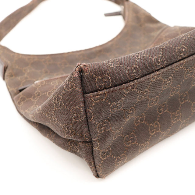 Détail coin inférieur Gucci Hobo toile monogrammée — AMANA Vintage