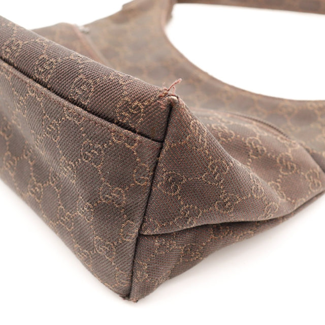 Détail base et coins Gucci Hobo toile monogrammée — AMANA Vintage