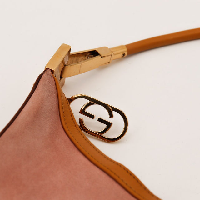 Détail breloque GG dorée et attache métallique Gucci Hobo — AMANA Vintage