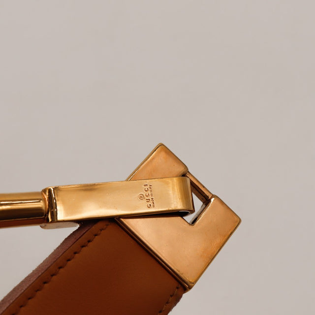 Détail attache métallique gravée Gucci made in Italy Hobo — AMANA Vintage