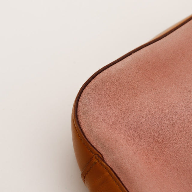 Détail coin daim rose et bordure cuir cognac Gucci Hobo — AMANA Vintage