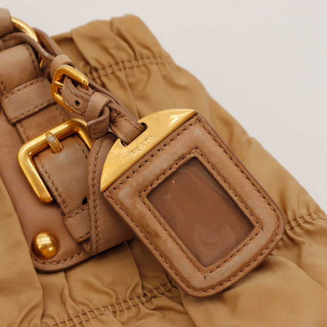 Détail étiquette cuir et boucle dorée Prada Tote Gaufre — AMANA Vintage