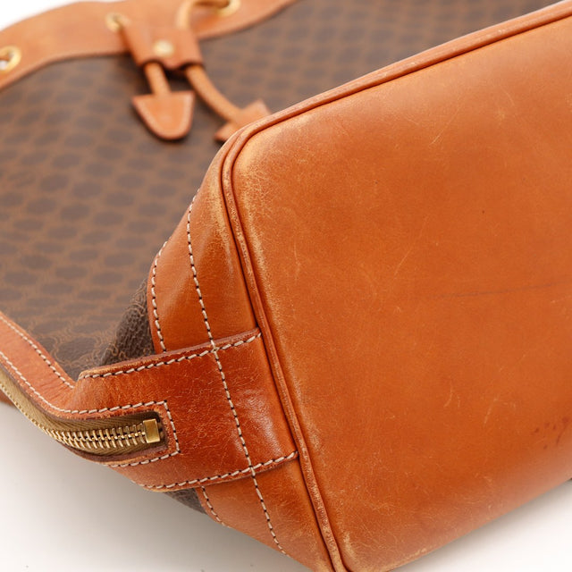 Détail base cuir patiné Céline Macadam coin occasion authentique — AMANA Vintage