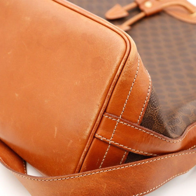 Détail cuir griffures base Céline Macadam occasion authentique — AMANA Vintage