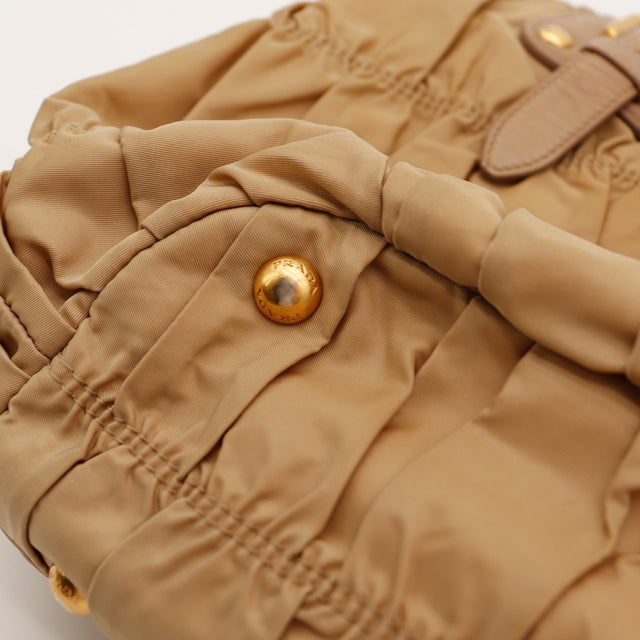 Détail rivet doré et nylon plissé Prada Tote Gaufre — AMANA Vintage