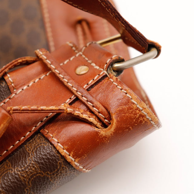 Detail attache bandouliere cuir Celine Macadam usure — AMANA Vintage