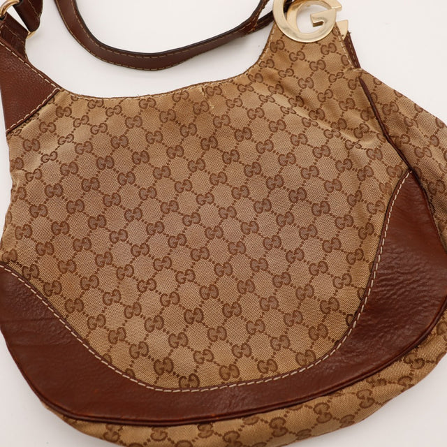 Detail fermoir G Gucci Hobo toile monogrammée — AMANA Vintage