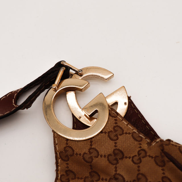 Detail fermoir G doré Gucci Hobo — AMANA Vintage