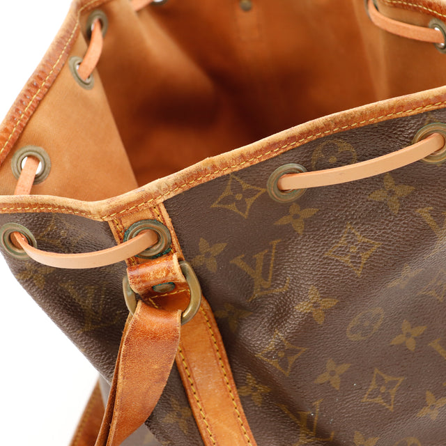 Détail bande cuir haut Louis Vuitton Petit Noé œillet doré — AMANA Vintage