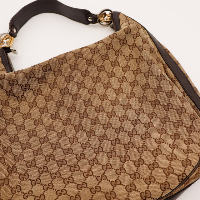 Détail haut du sac Gucci Hobo Interlocking G toile beige occasion authentique — AMANA Vintage