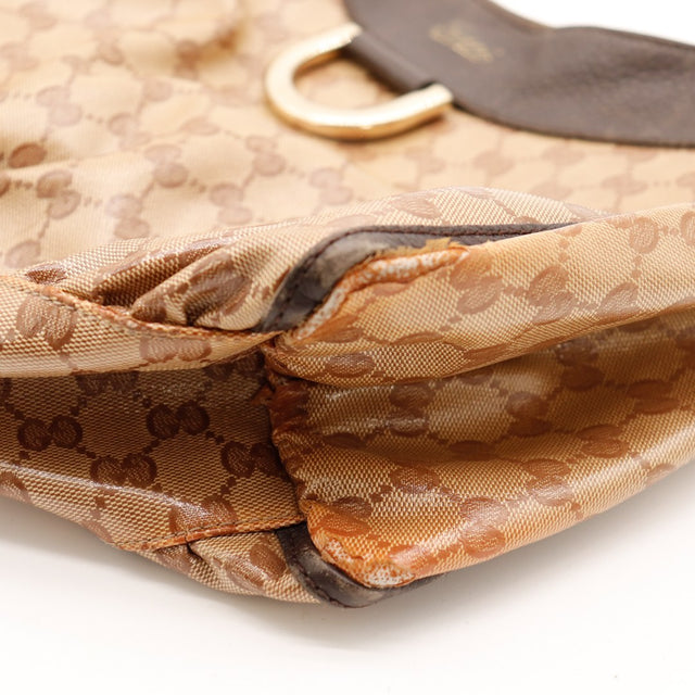 Détail coin et bordure Gucci Hobo D-Ring usure cuir occasion authentique — AMANA Vintage