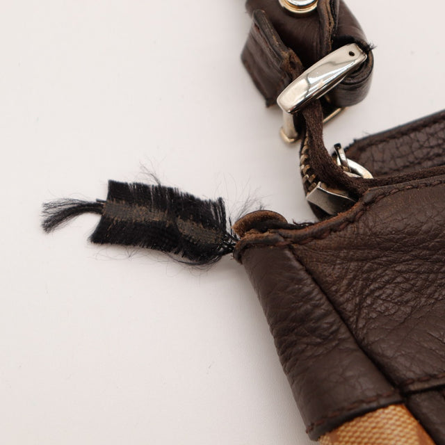 Détail raccord anse effiloché Gucci Hobo D-Ring occasion authentique — AMANA Vintage