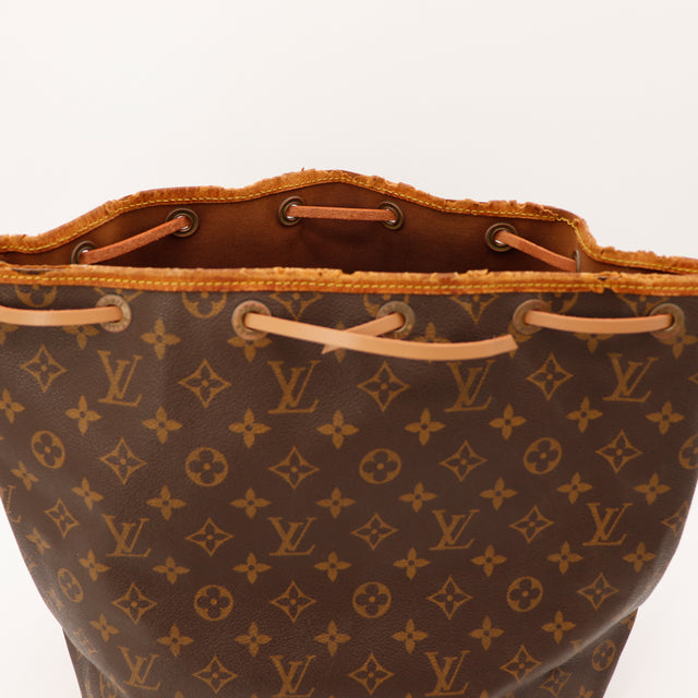 Détail ouverture ficelle Louis Vuitton Noé Monogram intérieur doublure marron — AMANA Vintage