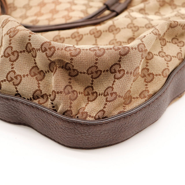 Detail base toile monogrammée Gucci Hobo GG occasion authentique — AMANA Vintage
