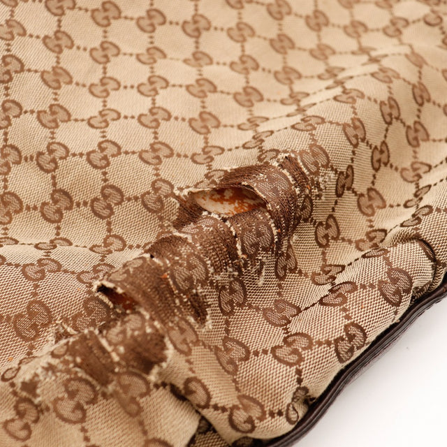 Detail toile trouée avec oxydation Gucci Hobo GG — AMANA Vintage