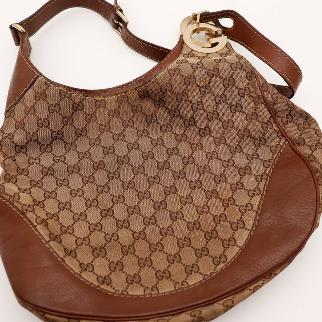 Détail toile monogrammée Gucci Hobo vue rapprochée — AMANA Vintage