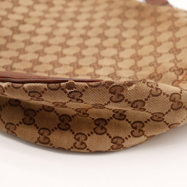 Détail bas du sac Gucci Hobo toile monogrammée — AMANA Vintage