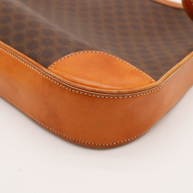 Détail coin inférieur cuir caramel Celine Hobo Macadam occasion authentique — AMANA Vintage