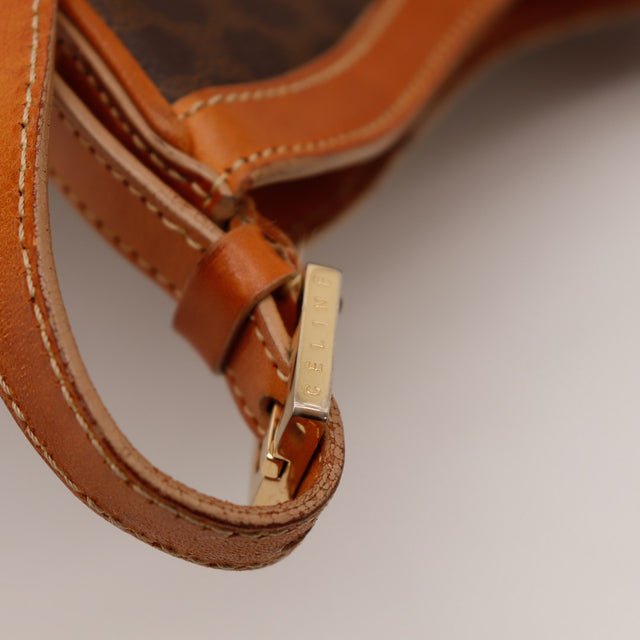 Détail boucle réglable signature Celine Hobo Macadam occasion authentique — AMANA Vintage