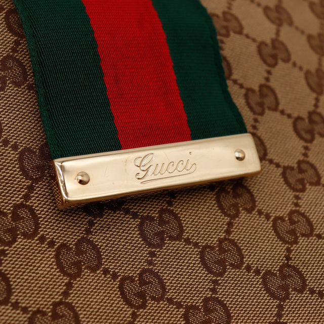Gros plan plaque signature Gucci sur bande Web — AMANA Vintage