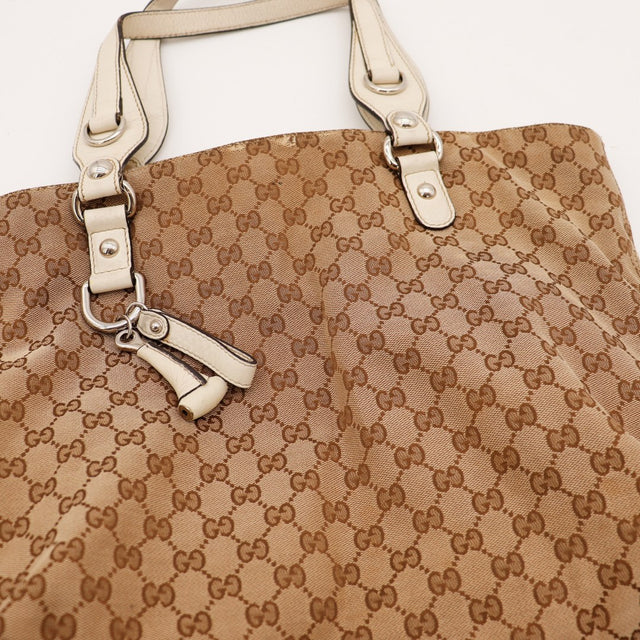 Detail anses ivoire et breloque Gucci Tote Bag occasion authentique — AMANA Vintage