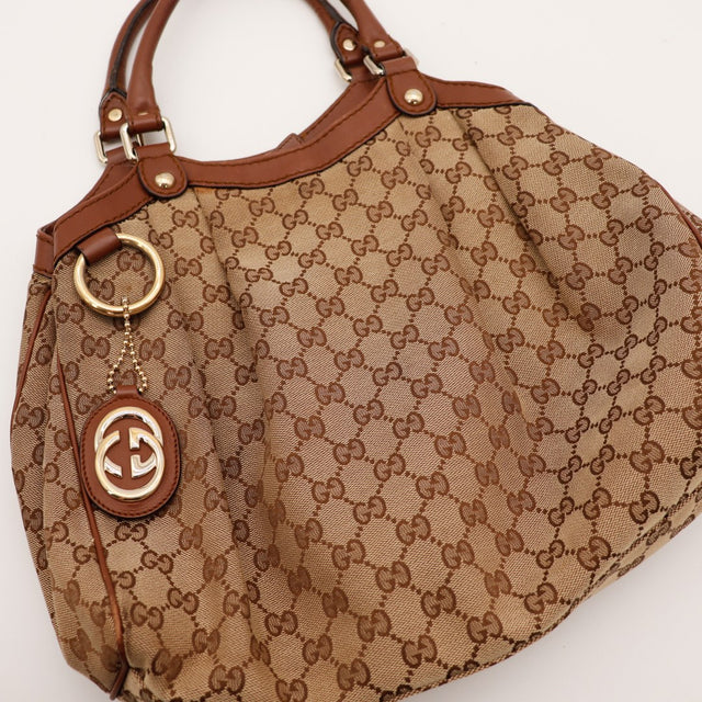 Détail anses et breloque Gucci Sukey occasion authentique — AMANA Vintage