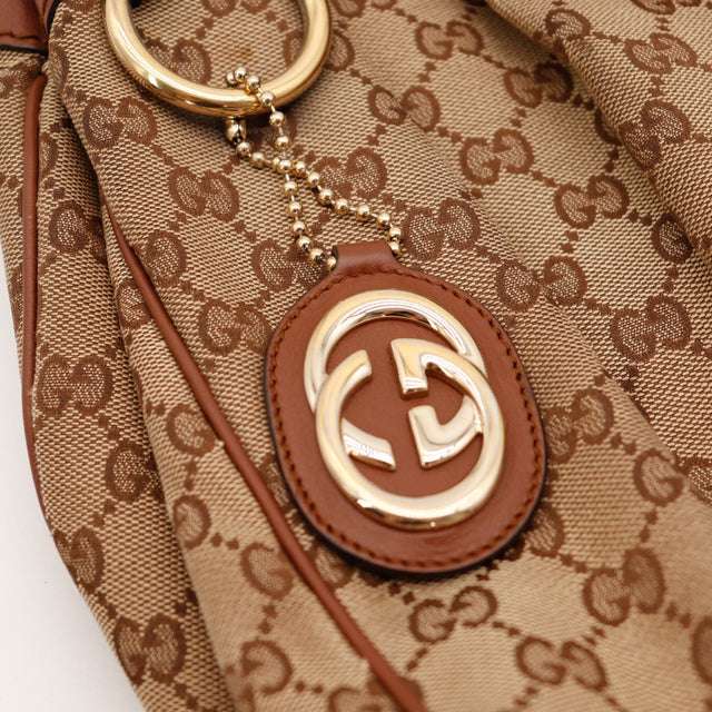 Détail breloque interlocking G Gucci Sukey occasion authentique — AMANA Vintage