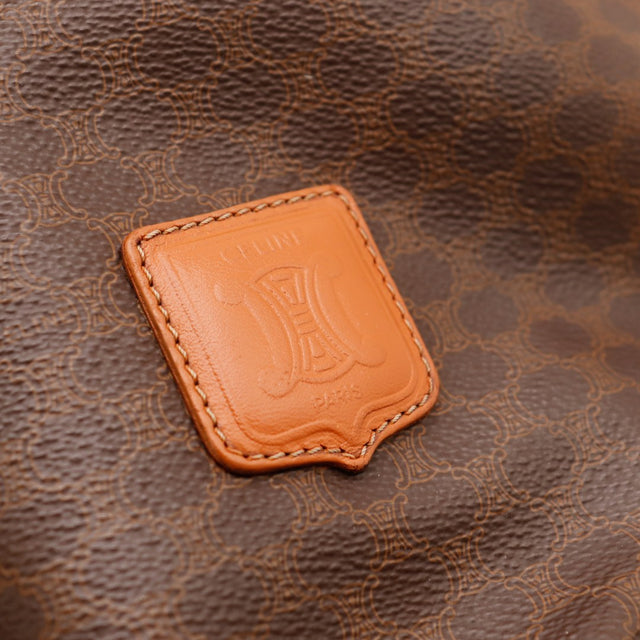 Détail pampille cuir embossée logo Céline Paris sur sac seau Macadam — AMANA Vintage