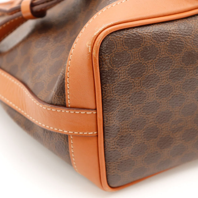 Détail coin inférieur cuir camel sac seau Céline Macadam — AMANA Vintage