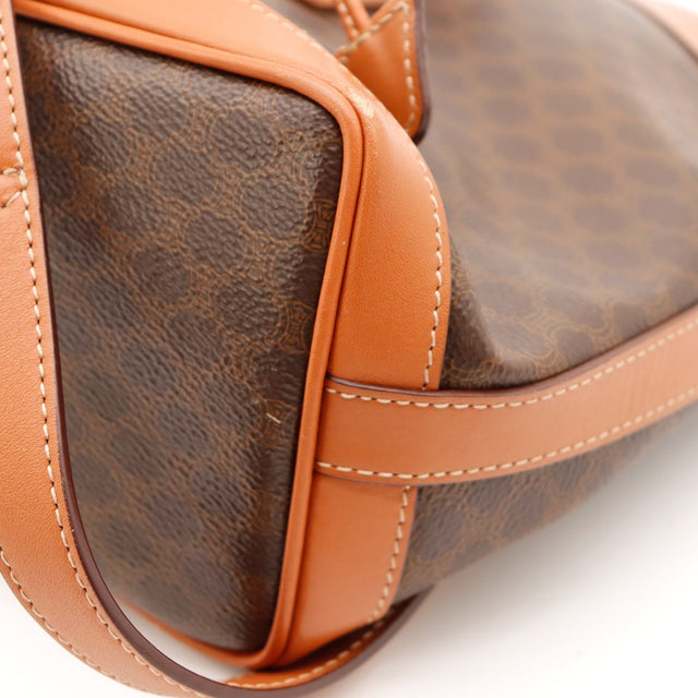 Détail bordure et passant cuir sac seau Céline Macadam — AMANA Vintage
