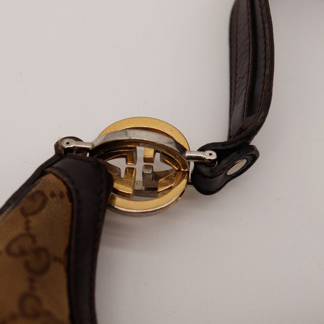 Détail attache anneaux entrelacés bicolores Gucci Hobo GG occasion authentique — AMANA Vintage