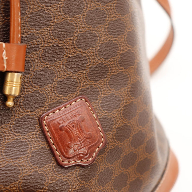 Détail du fond en cuir de vachette du sac seau Céline Macadam — AMANA Vintage