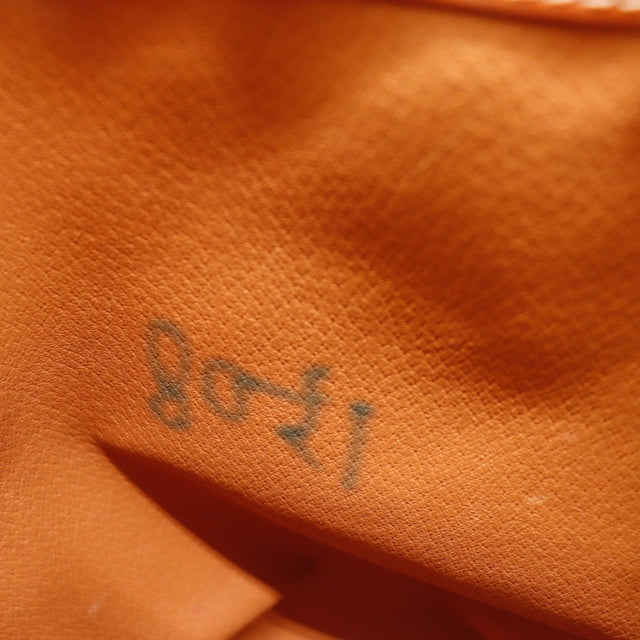 Détail de la bandoulière réglable du sac seau Céline Macadam — AMANA Vintage