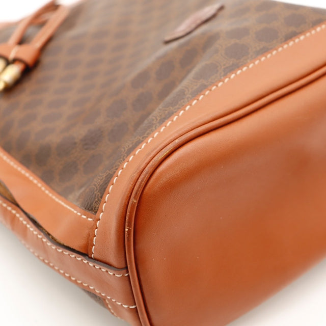 Détail des surpiqûres écrues du sac seau Céline Macadam — AMANA Vintage