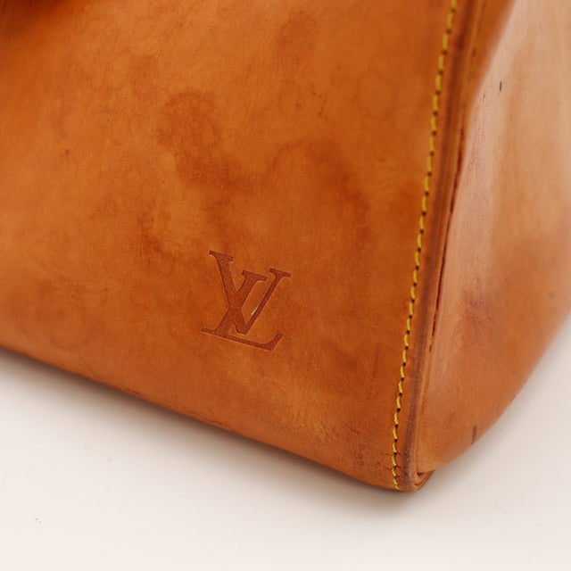 Détail logo LV embossé sur cuir naturel Louis Vuitton Speedy 30 — AMANA Vintage