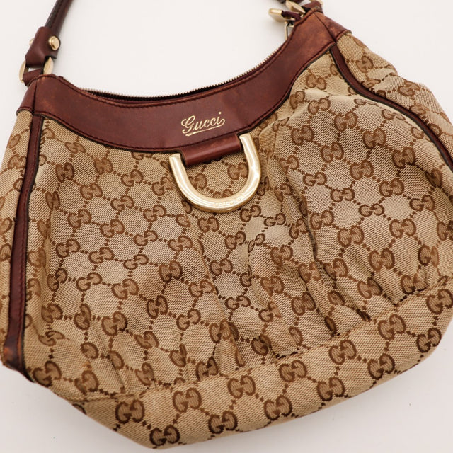 Détail anneau doré et garniture cuir Gucci Hobo occasion authentique — AMANA Vintage