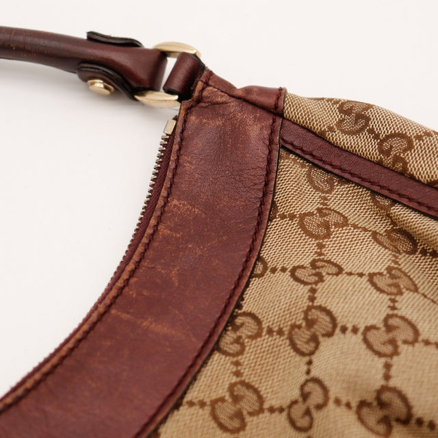 Détail anse cuir patiné Gucci Hobo occasion authentique — AMANA Vintage