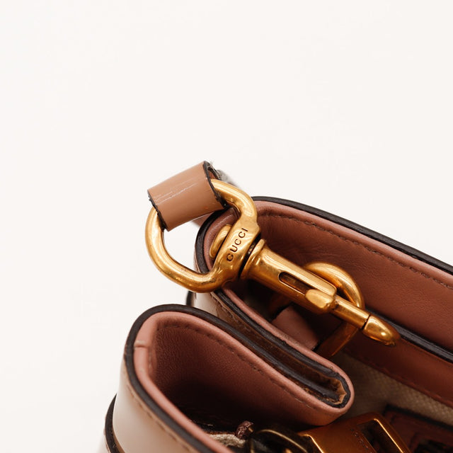Détail mousqueton doré bandoulière Gucci Tote Horsebit — AMANA Vintage