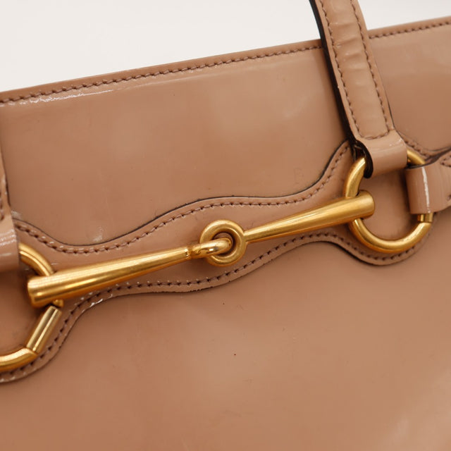 Détail mors de cheval doré Horsebit sur cuir verni Gucci — AMANA Vintage