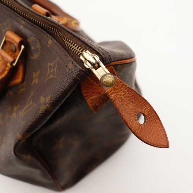 Détail des anses Louis Vuitton Speedy 30 cuir vachette caramel occasion authentique — AMANA Vintage