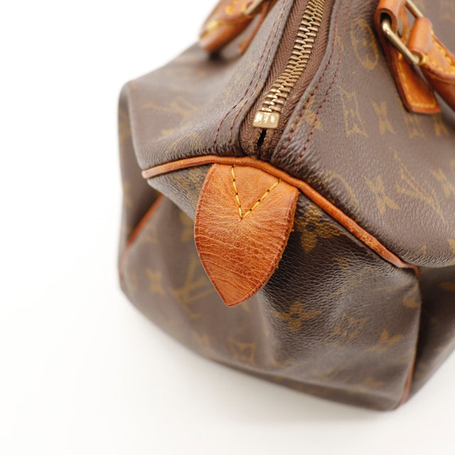 Détail des attaches d'anse Louis Vuitton Speedy 30 cuir vachette occasion authentique — AMANA Vintage