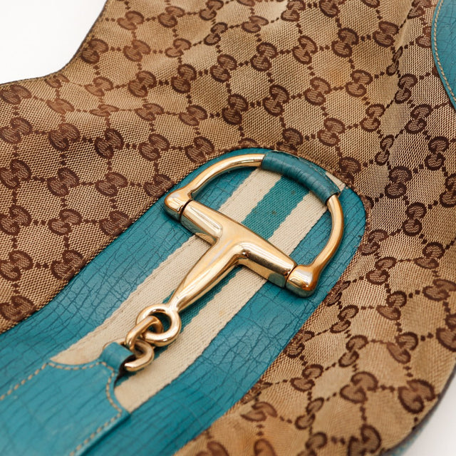 Détail boucle Horsebit dorée Gucci sur bande cuir turquoise occasion authentique — AMANA Vintage