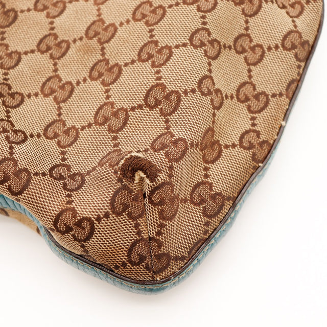 Détail toile monogrammée percée bas du sac Gucci Jackie Horsebit — AMANA Vintage