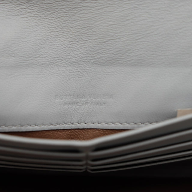 Détail estampille Bottega Veneta Made in Italy portefeuille Intrecciato — AMANA Vintage