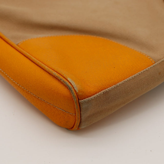 Détail coin inférieur cuir orange sac Prada — AMANA Vintage