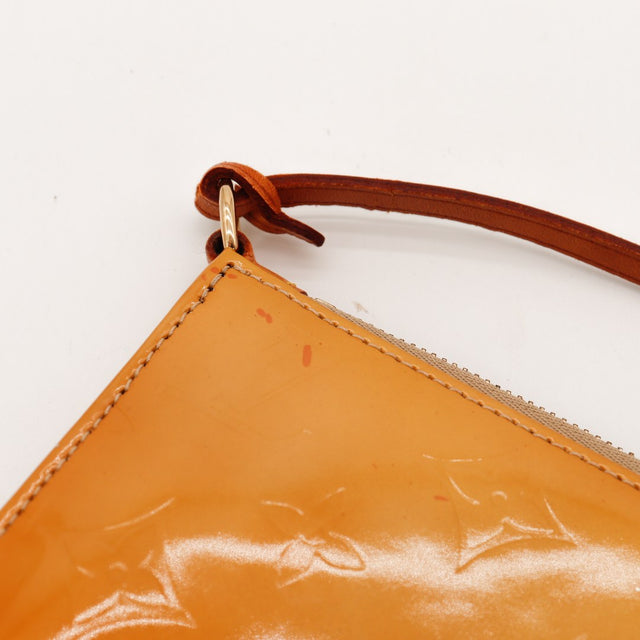 Détail coin et anneau doré pochette Louis Vuitton Vernis — AMANA Vintage