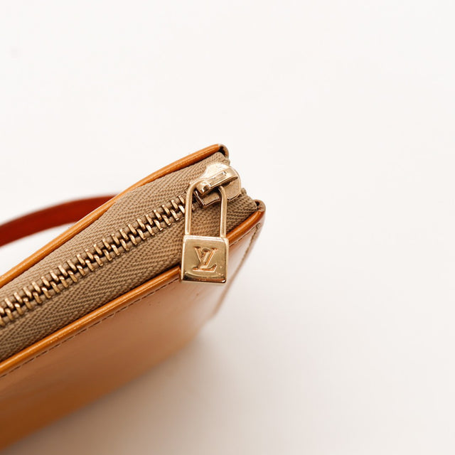 Détail tirette cadenas dorée pochette Louis Vuitton Vernis — AMANA Vintage