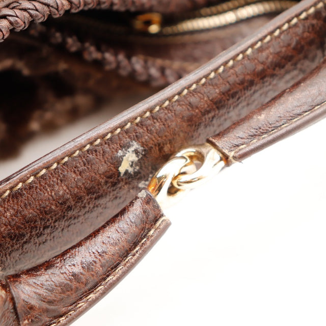Détail anse en cuir et anneau doré Céline Hobo fourrure — AMANA Vintage